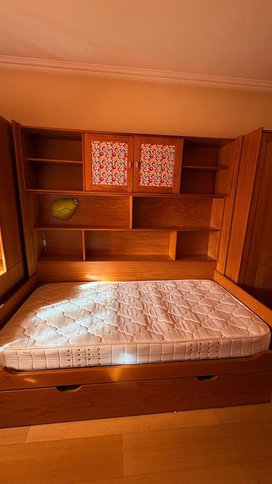 Mobília de estúdio completo, cama, secretária e roupeiro