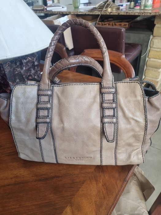 Роскошная сумкаТоут необычного цвета и дорогими деталями Liebeskind Be