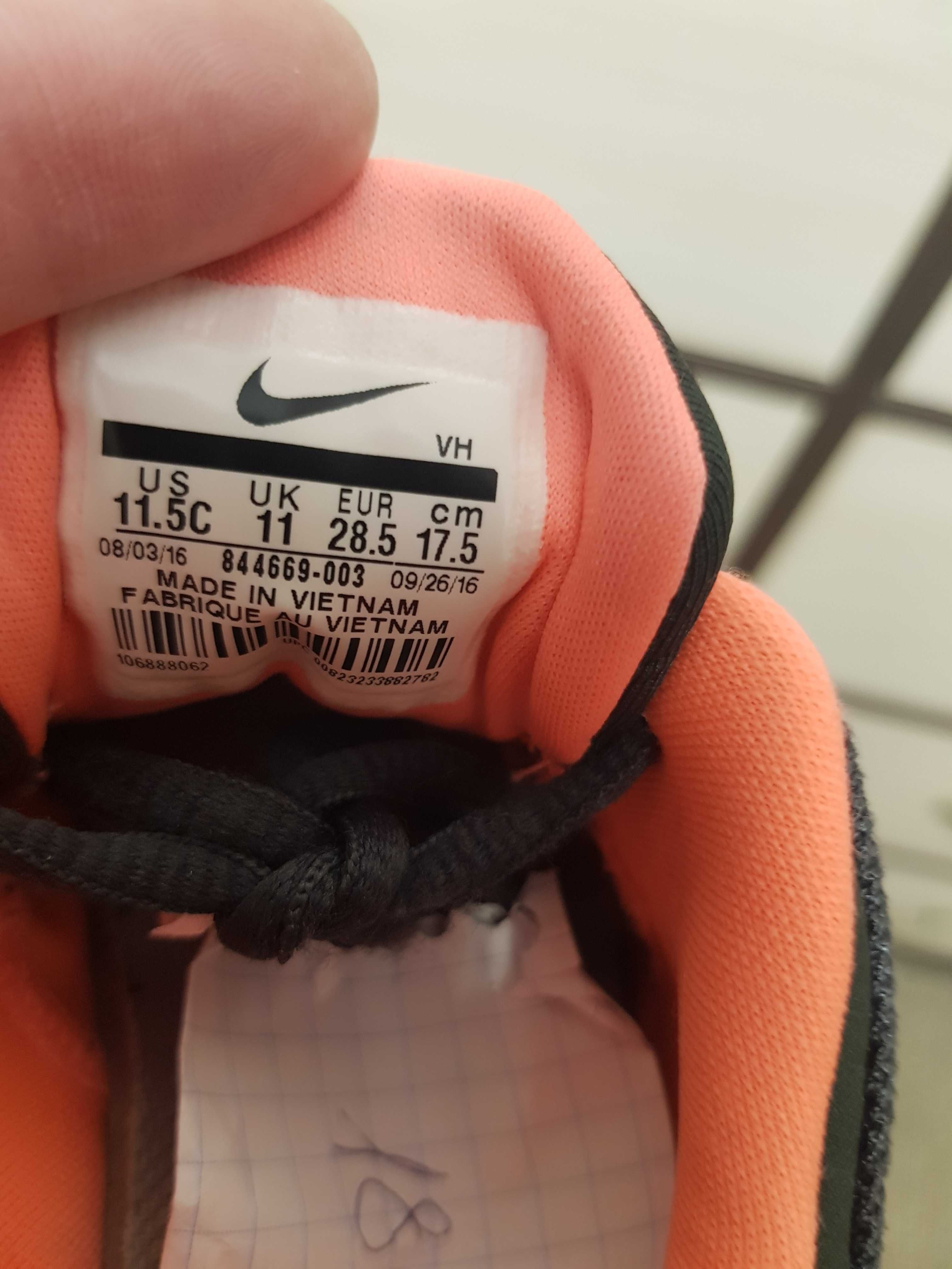 Кроссовки Nike  28.5 р  17,5см  на лето