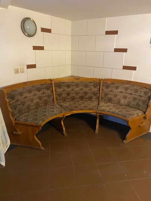 Drewniana narożna ława z tapicerką vintage – solidna i wygodna