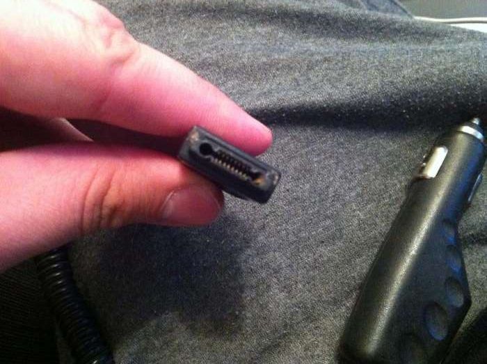 Зарядний пристрій в авто