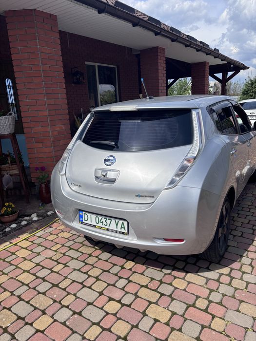 Nissan leaf ліф електричка