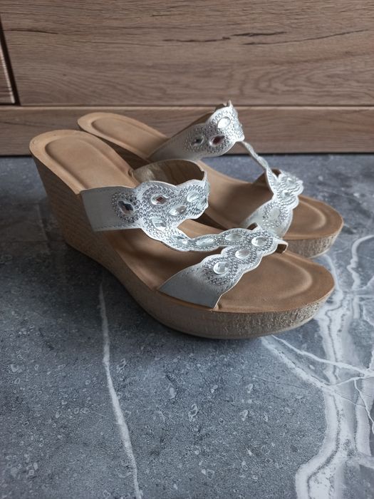 Klapki INBLU rozmiar 38 na platformie MAŁO UŻYWANE