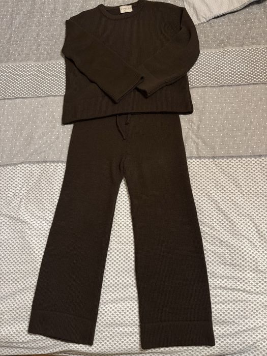 Жіночий вʼязаний прогулянковий костюм