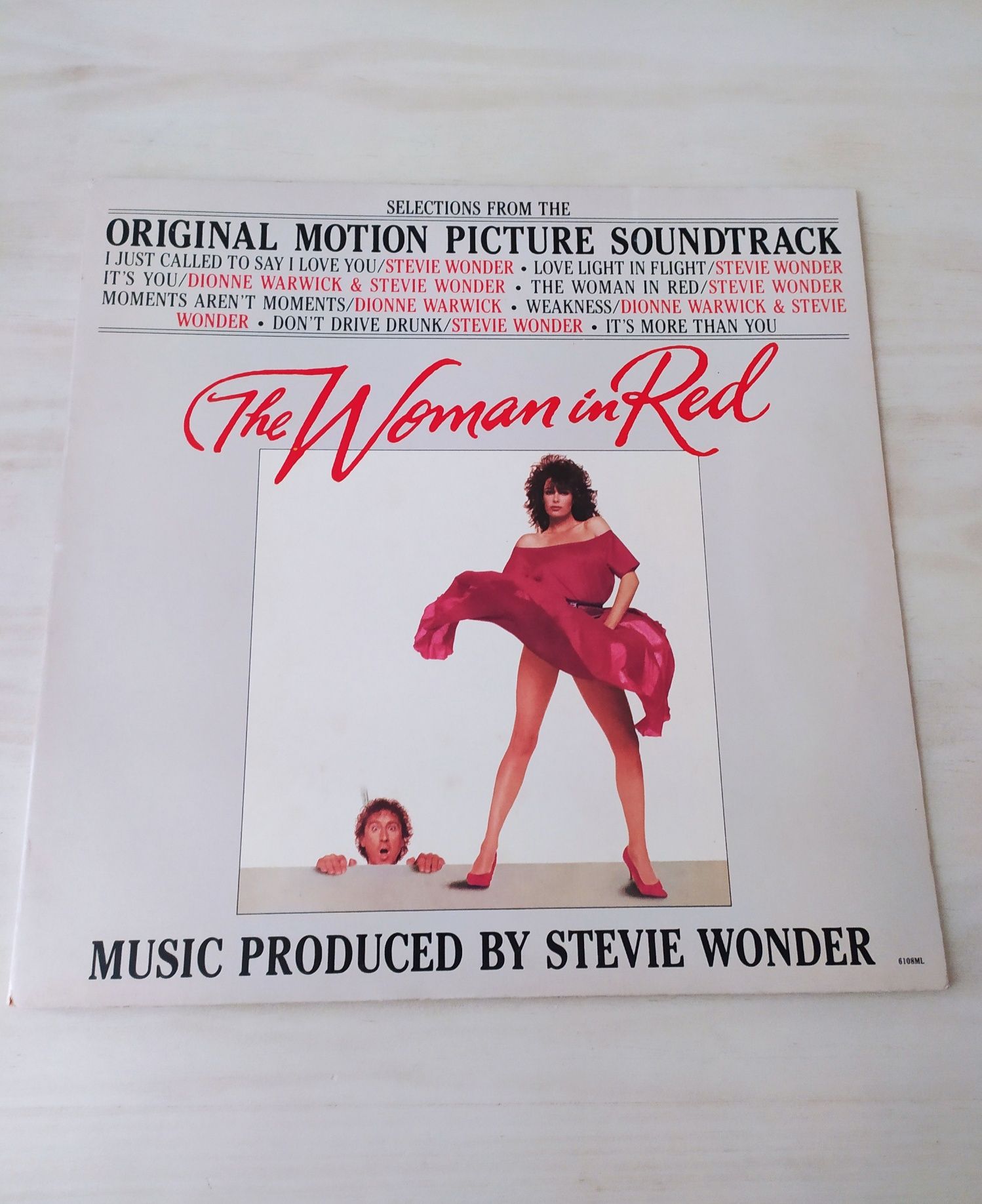 The woman in red apenas capa de vinil 33' em muito bom estado