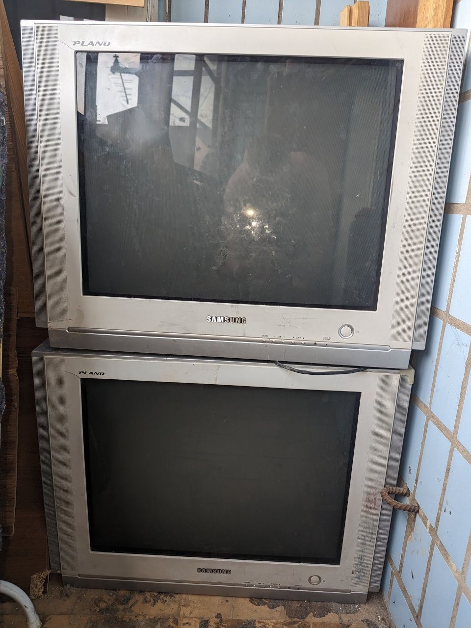 Продам два рабочих телевизора