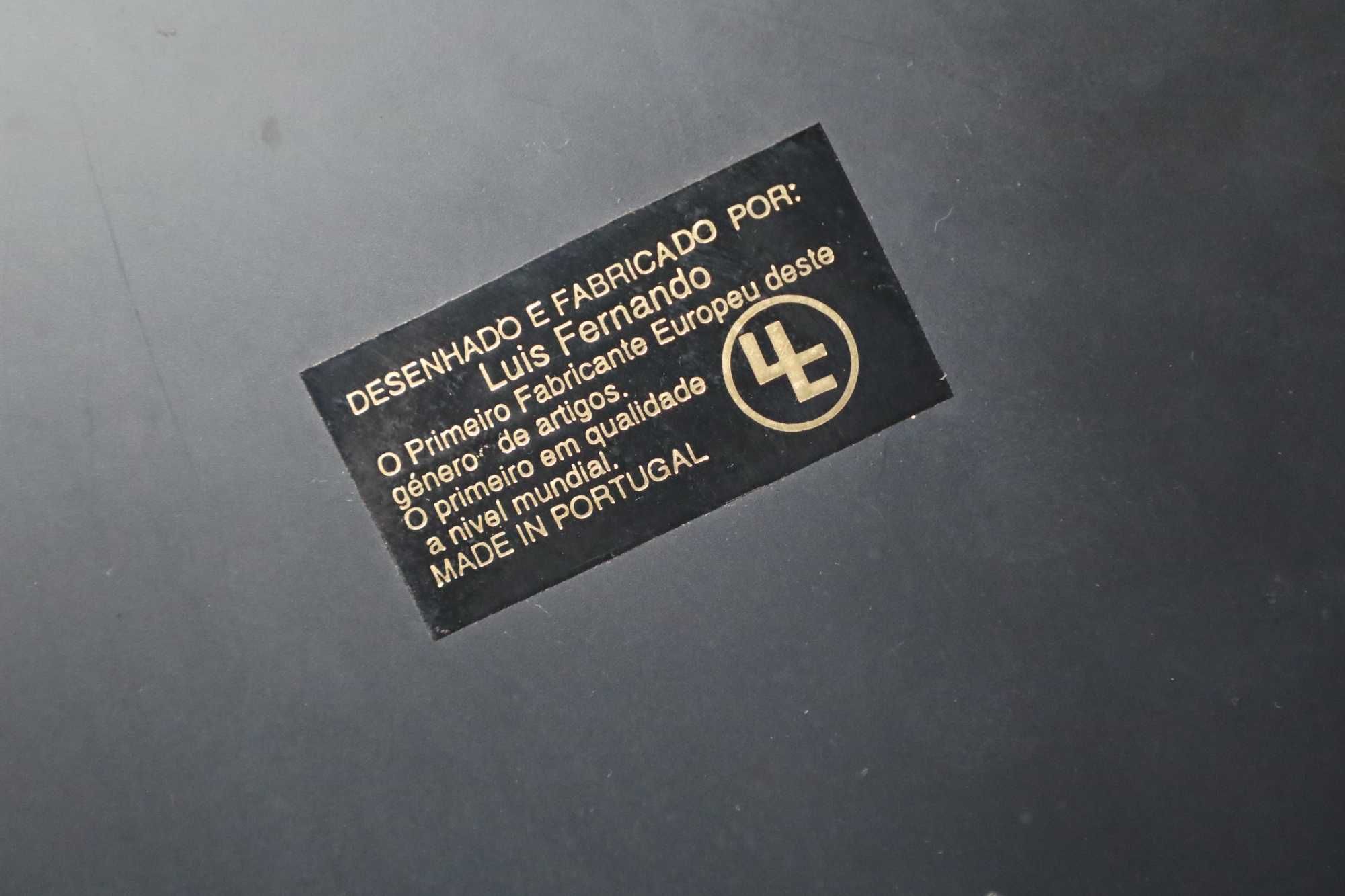 Expositor com adereços.