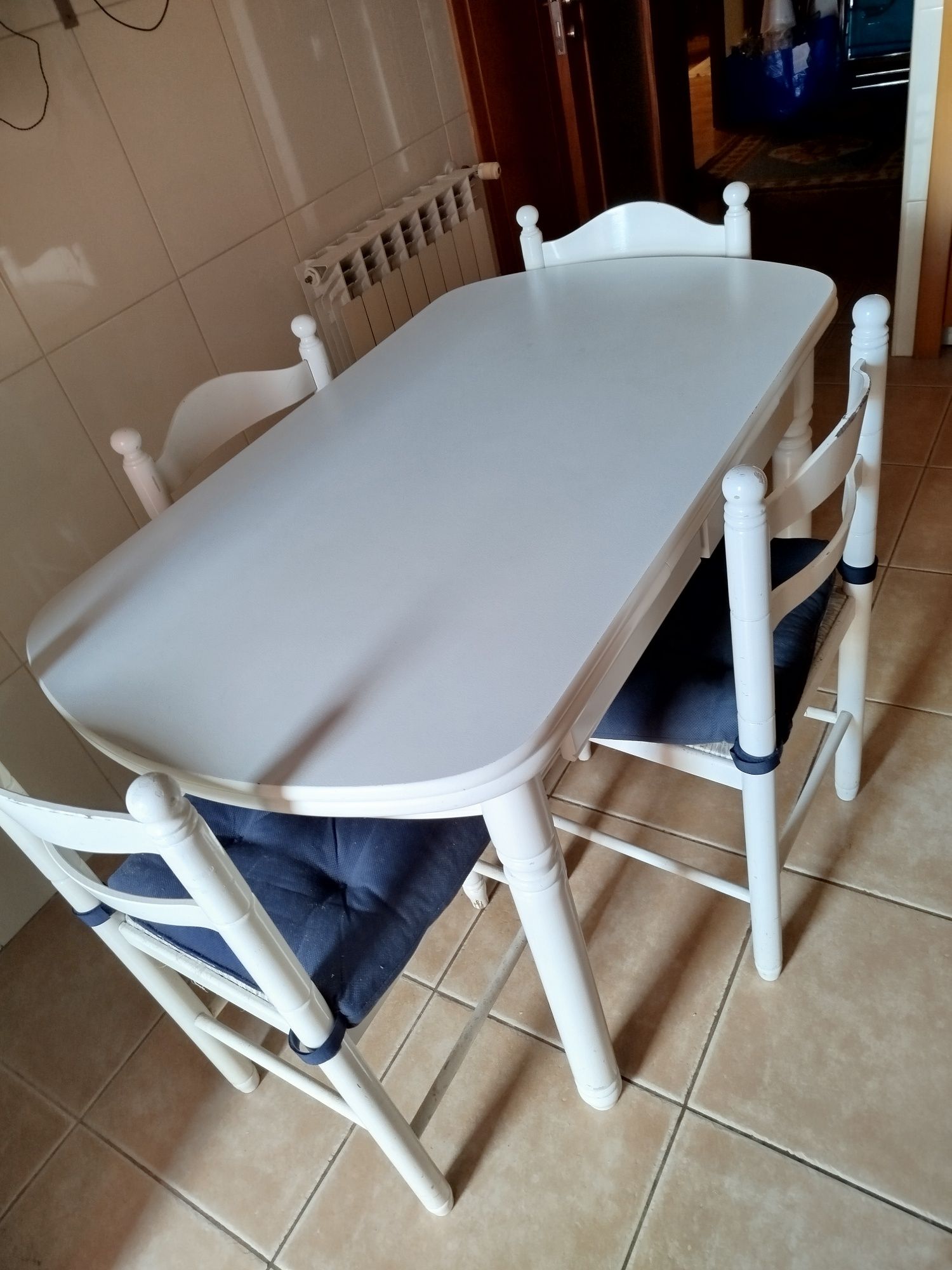 Mesa de cozinha e 4 cadeiras