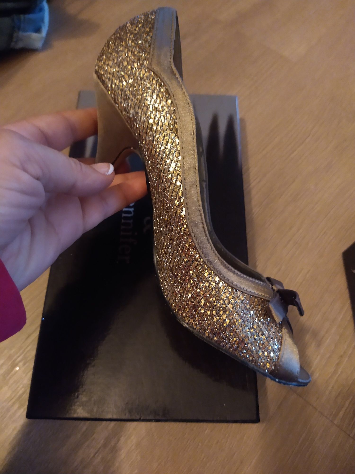 Zlote, elegancję buty