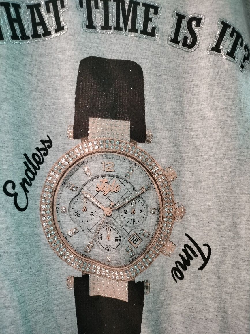 Szara bluzeczka z błyszczącym zegarkiem