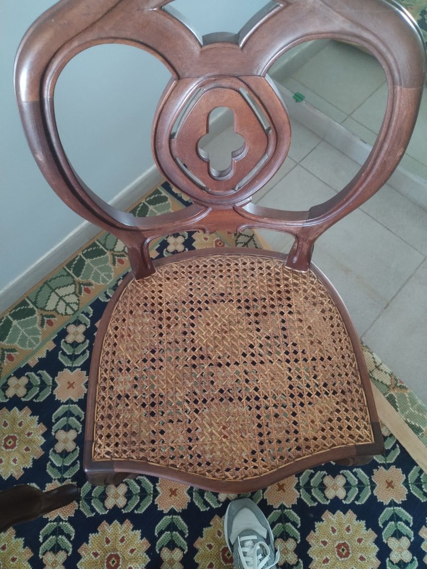 Conjunto cadeiras em palhinha de sala .
