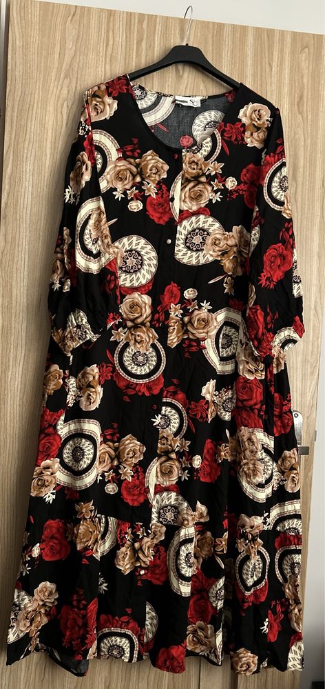 Czarna wzorzysta sukienka plus size