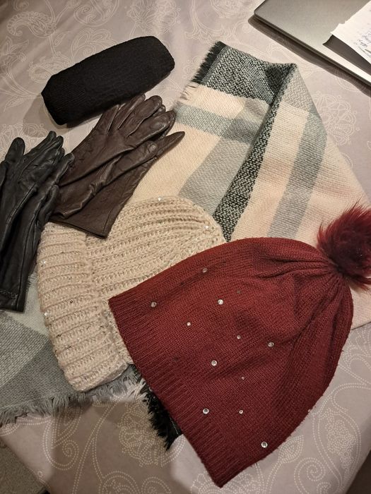 Oddam ciepla chuste, dwie czapki i rekawiczki