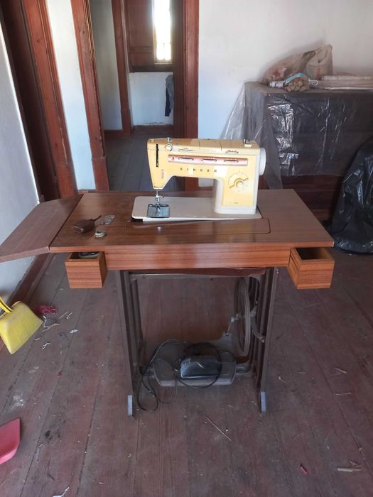 Máquina de costura singer eletrica de pedal com mesa