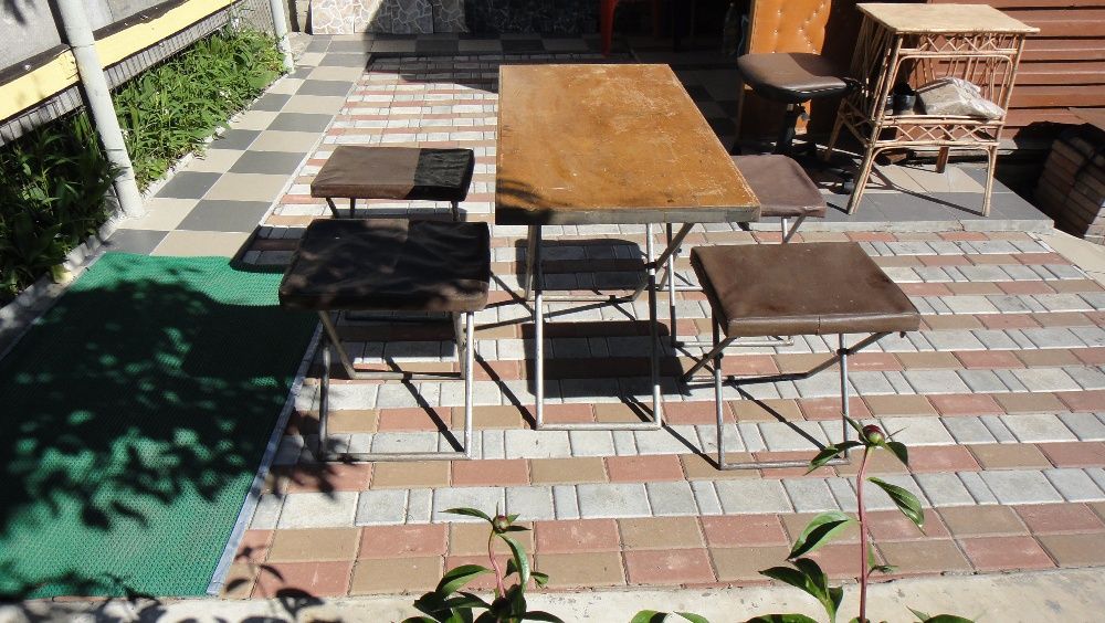 Разборной стол и 4 стула для отдыха