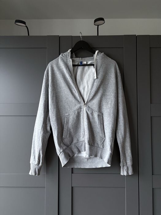 szara bluza na suwak z kapturem