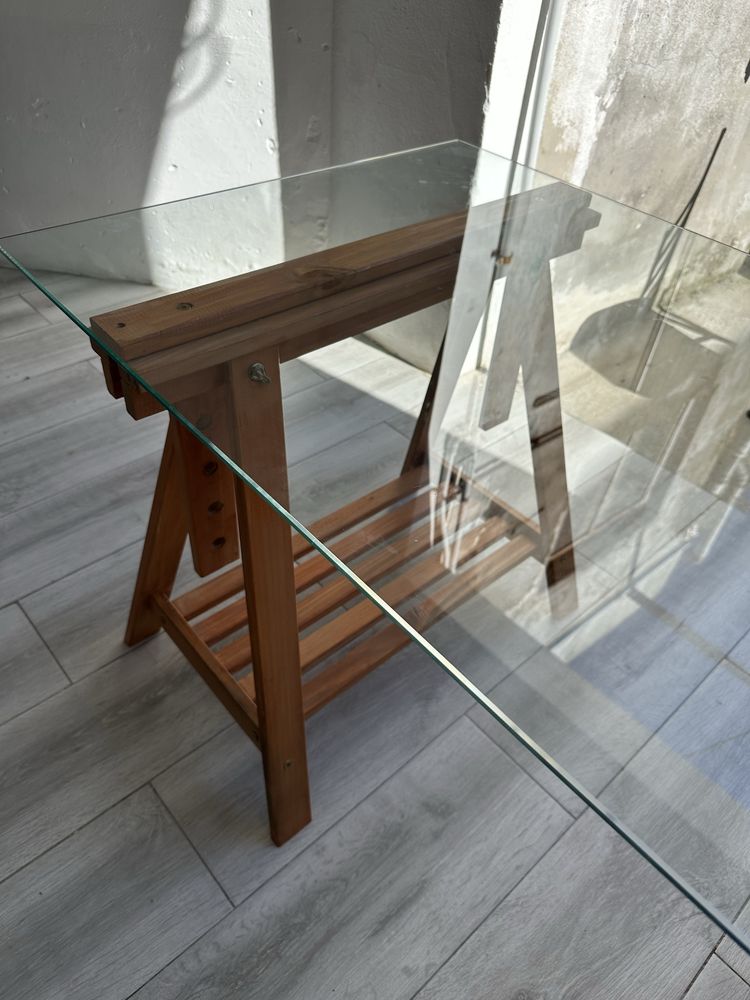 Mesa de Vidro com cavaletes
