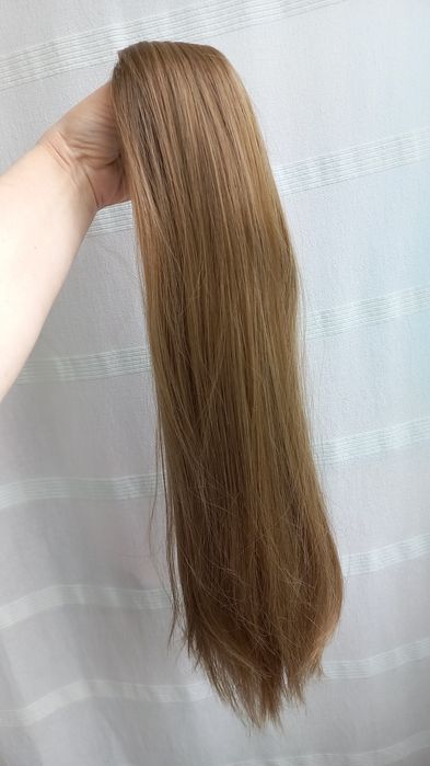 Волосся на трессах русявого кольору