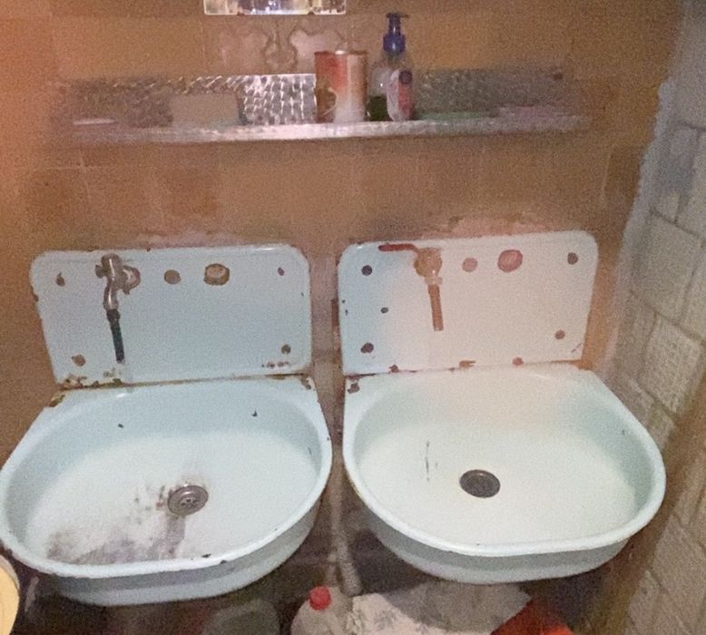 Кімната у гуртожитку з балконом