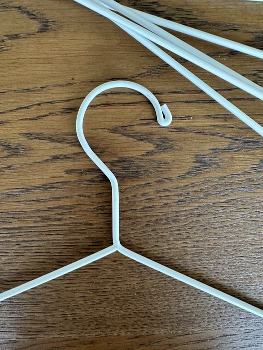 Conjunto de 12 cabides brancis novos e iguais