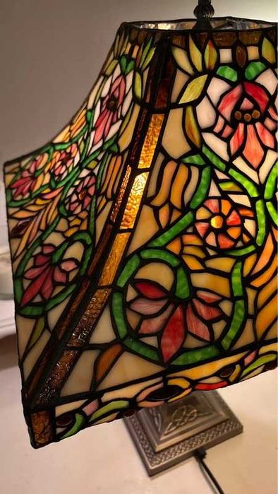Lampa witrażowa biurkowa stojąca na nodze jak Tiffany klosz z kwiatami