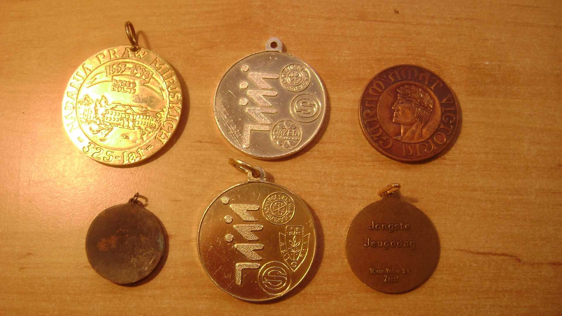 Starocie z PRL - SPORT = Zestaw 24 medale różne TANIO