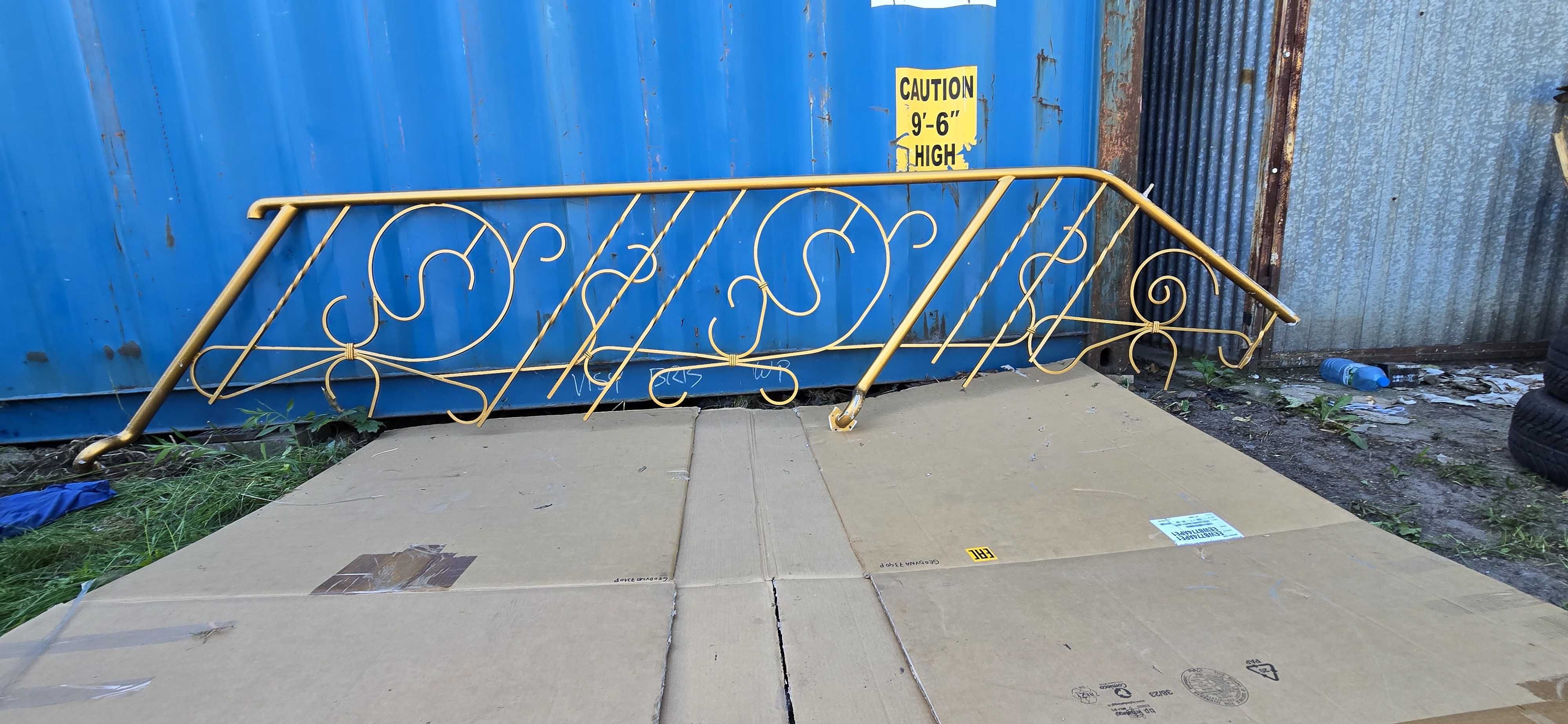 Ozdobne złote balustrady metalowe.