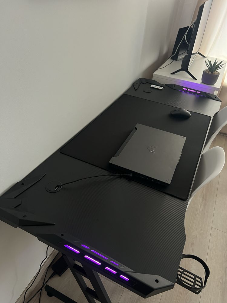 stół do gier z oświetleniem RGB + podkładka pod mysz