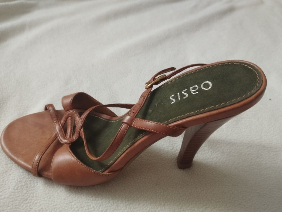 Босоніжки жіночі шкіряні фірми Oasis,нові,світло -коричневий колір