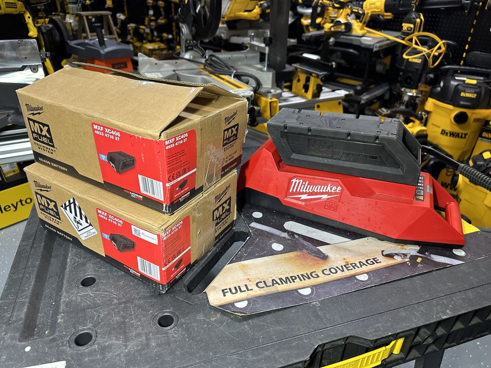 Зарядний пристрій Milwaukee MXF C +Аккумулятор Milwaukee MX FUEL CP203