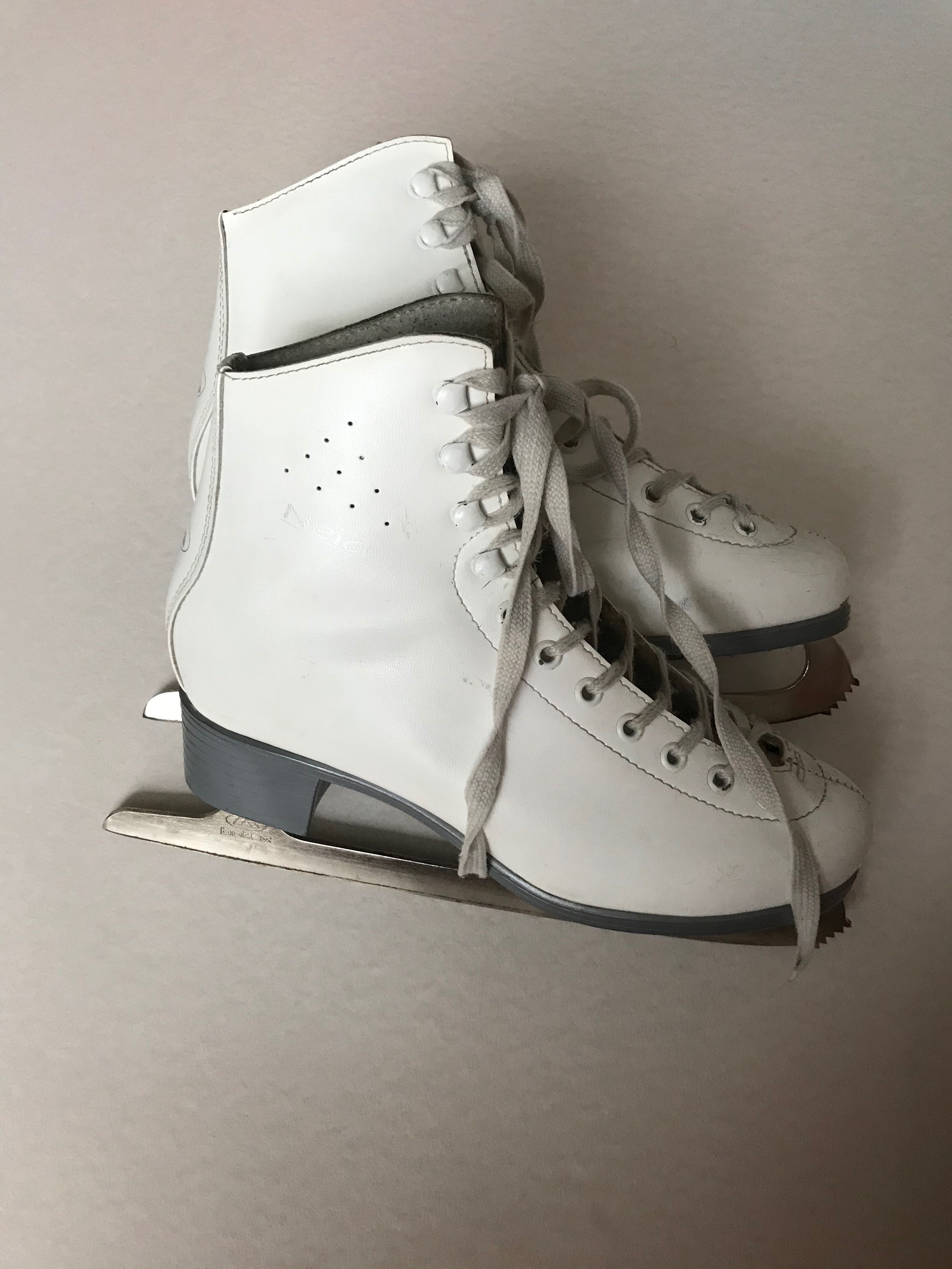 Łyżwy figurowe r. 39 Botas Nela