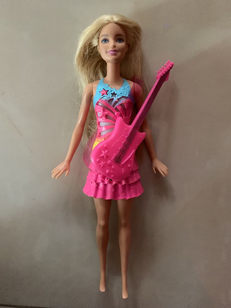 Lalka Barbie (śpiewa, świeci)