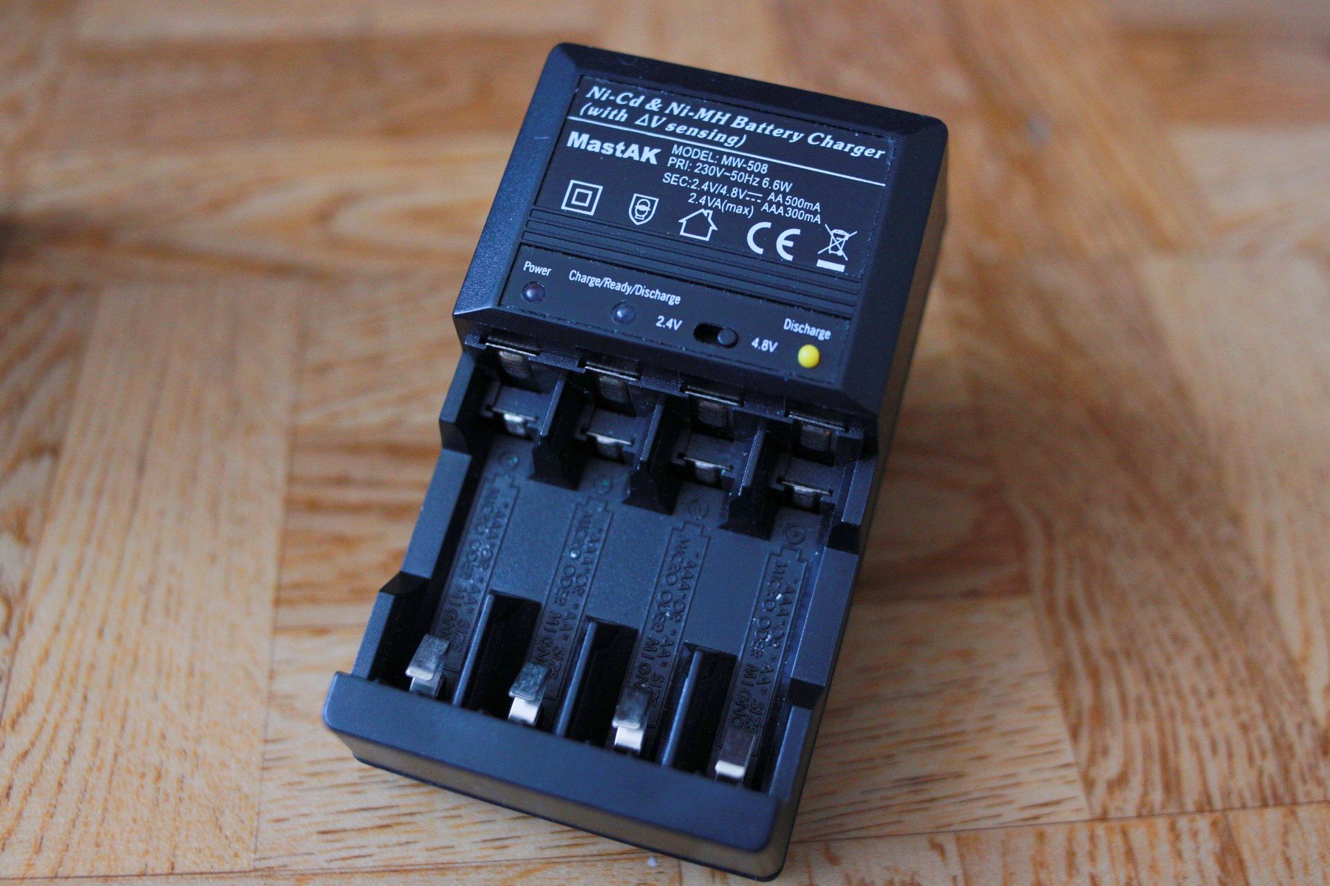 Зарядное устройство для аккумуляторов AA и AAA MastAK MW-508