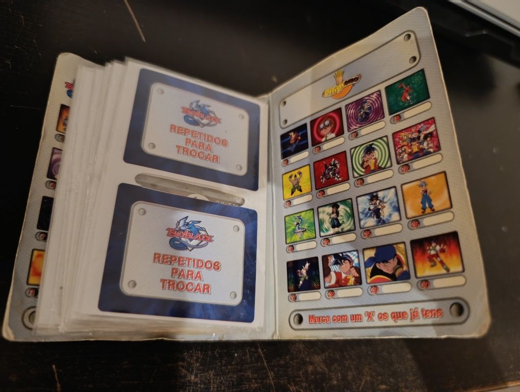 Caderneta com cromos Beyblade
