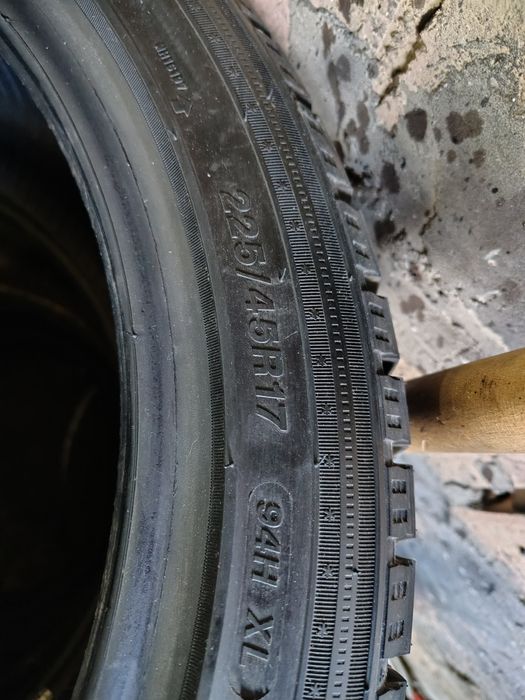 Продам зимові шини 225/45 R17