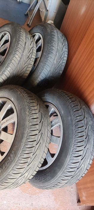 Quatro pneus com jantes