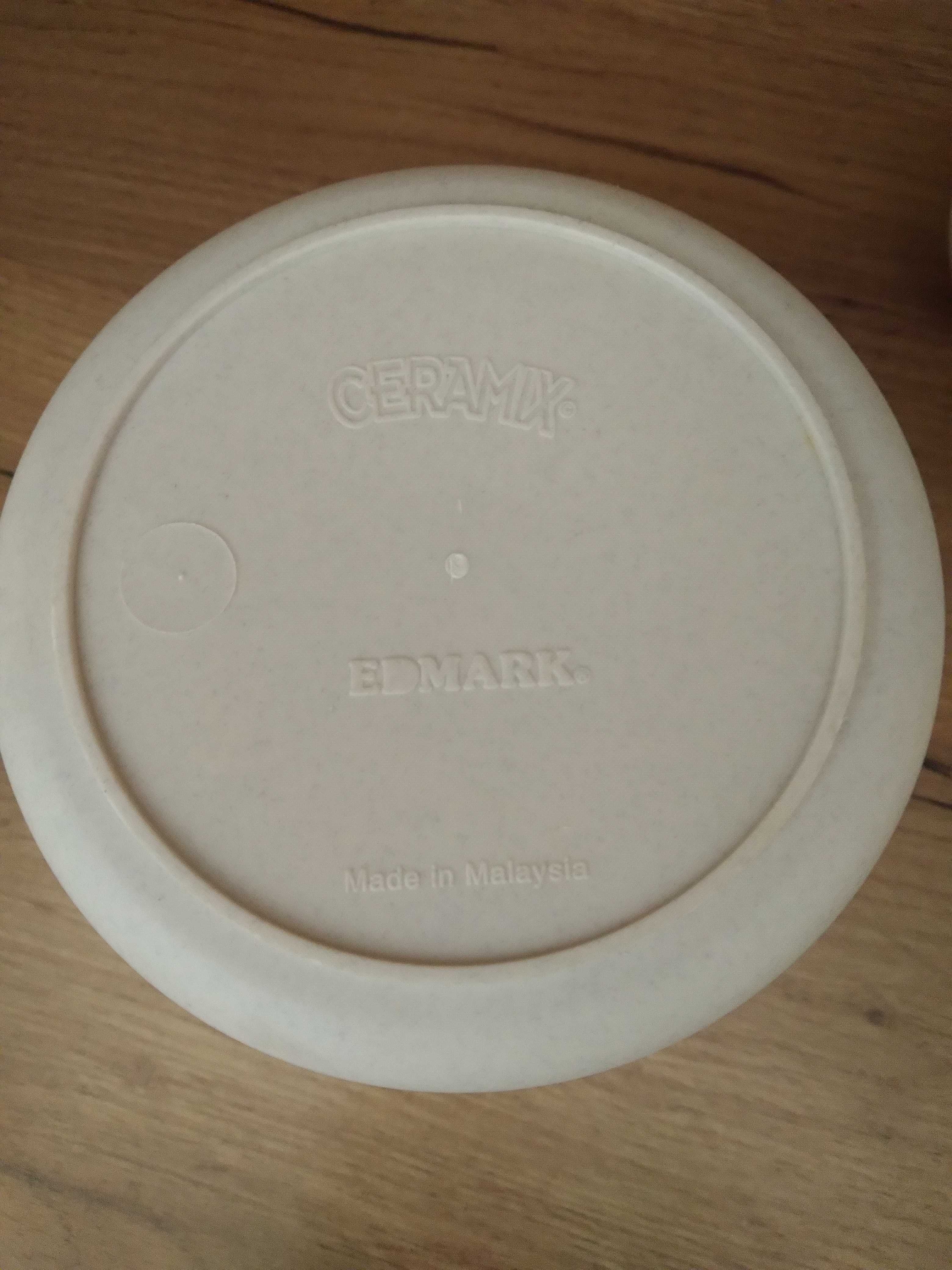 Kremowy pojemnik z pokrywką i miarką