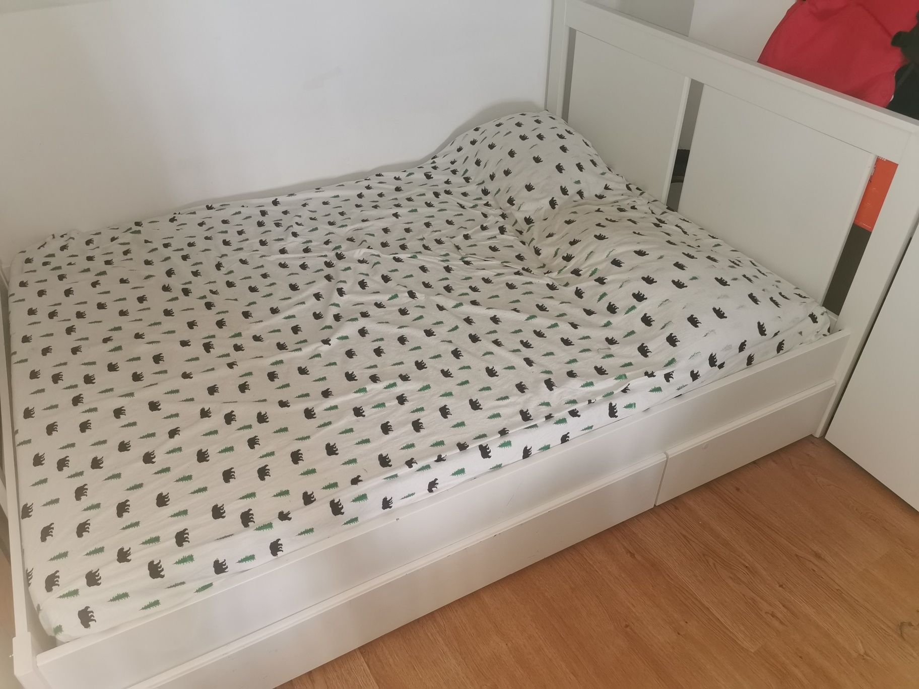 Cama 200x140 com gavetas