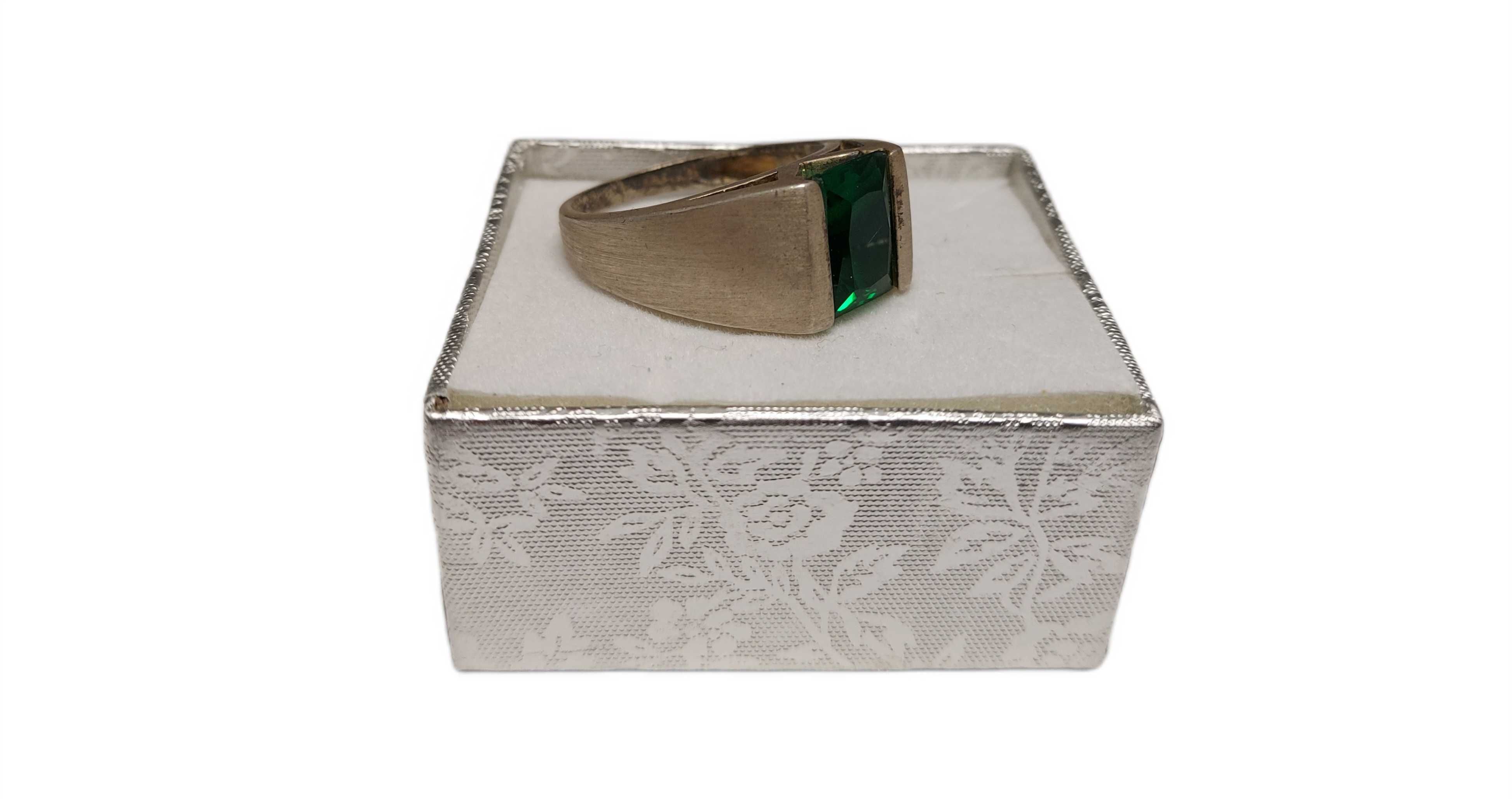 Srebrny pierścionek z zielonym oczkiem 925/8,15g r23