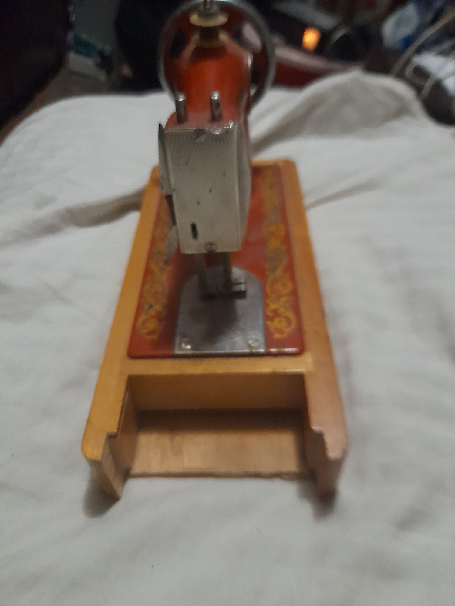 Продам срочно детскую швейную машинку СССР