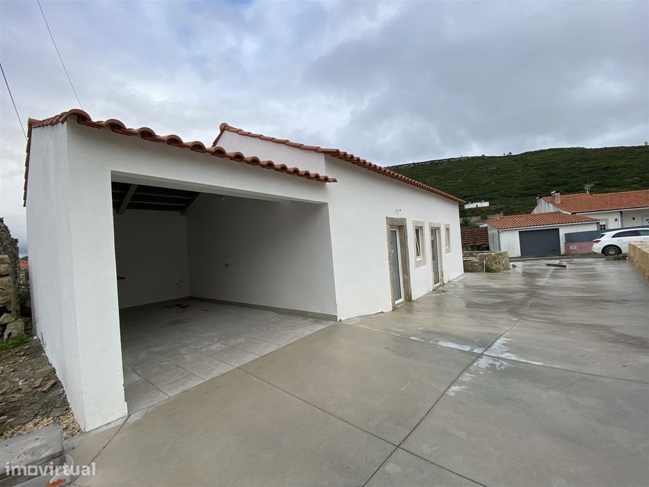 Moradia T2 /Terreno / Alqueidão da Serra / Porto de Mós