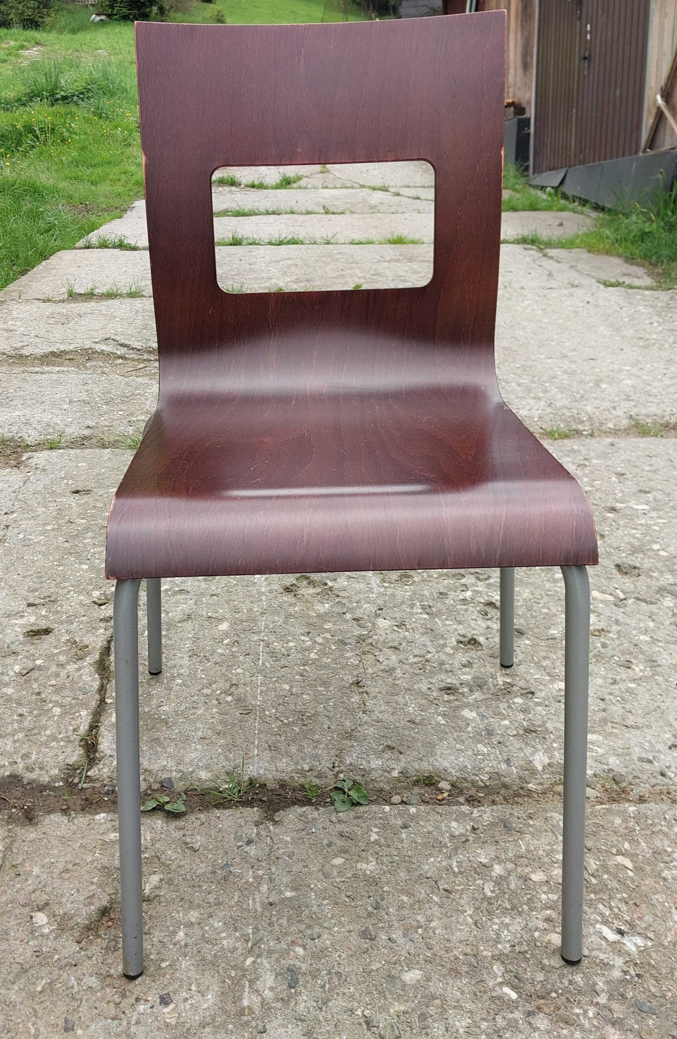 Krzesła drewniane z metalowymi nogami