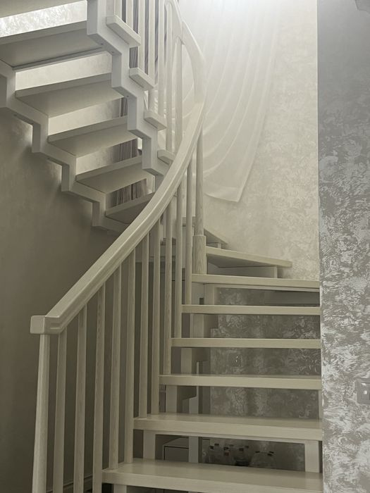 виготовлення дерев'яних виробів, сходи з масиву дуба і ясеня