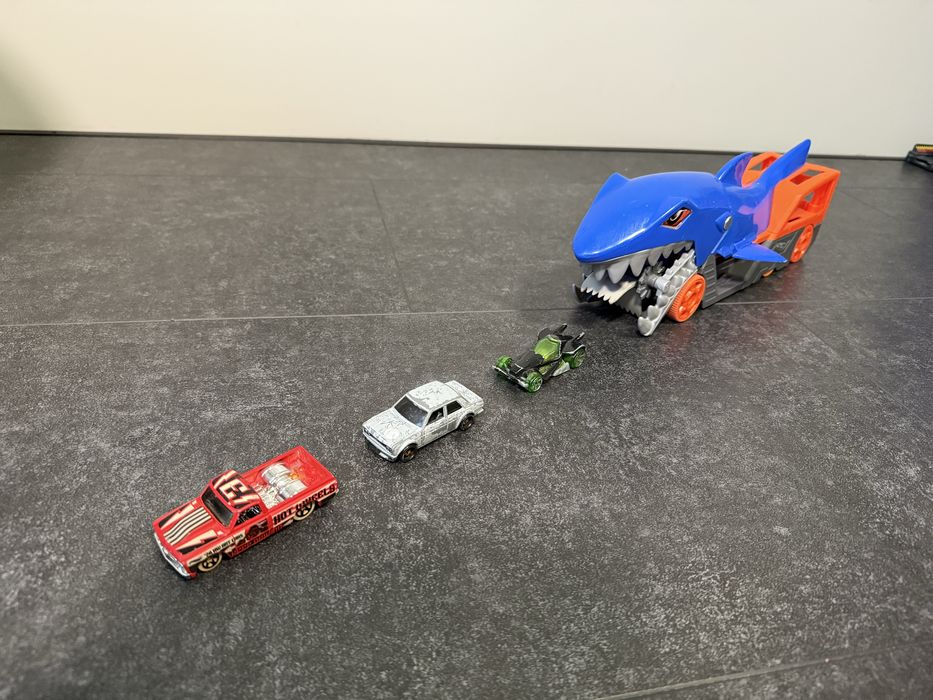 Вантажівка-транспортер Hot Wheels+ 6 фірмових машинок hot wheels