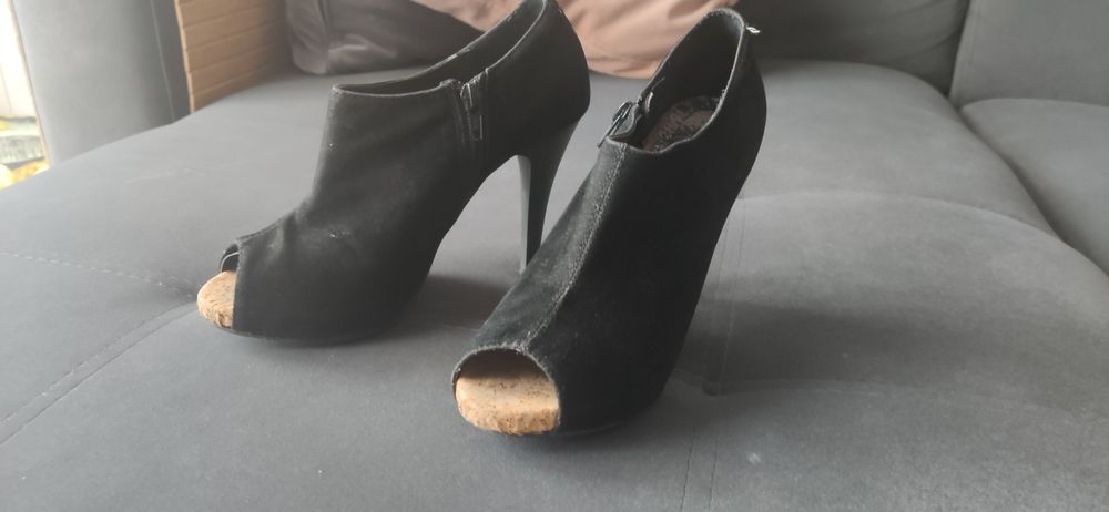 Buty botki zamszowe na szpilce roz.37