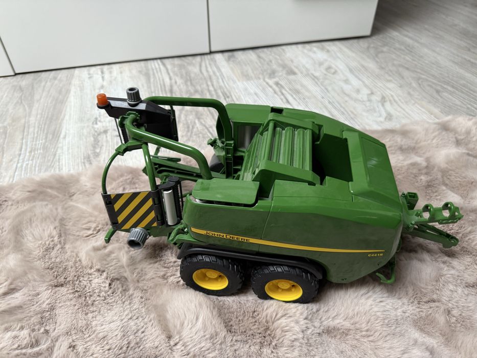 Zestaw Bruder - kombajn , traktor, beczka, prasa itd. + GRATIS