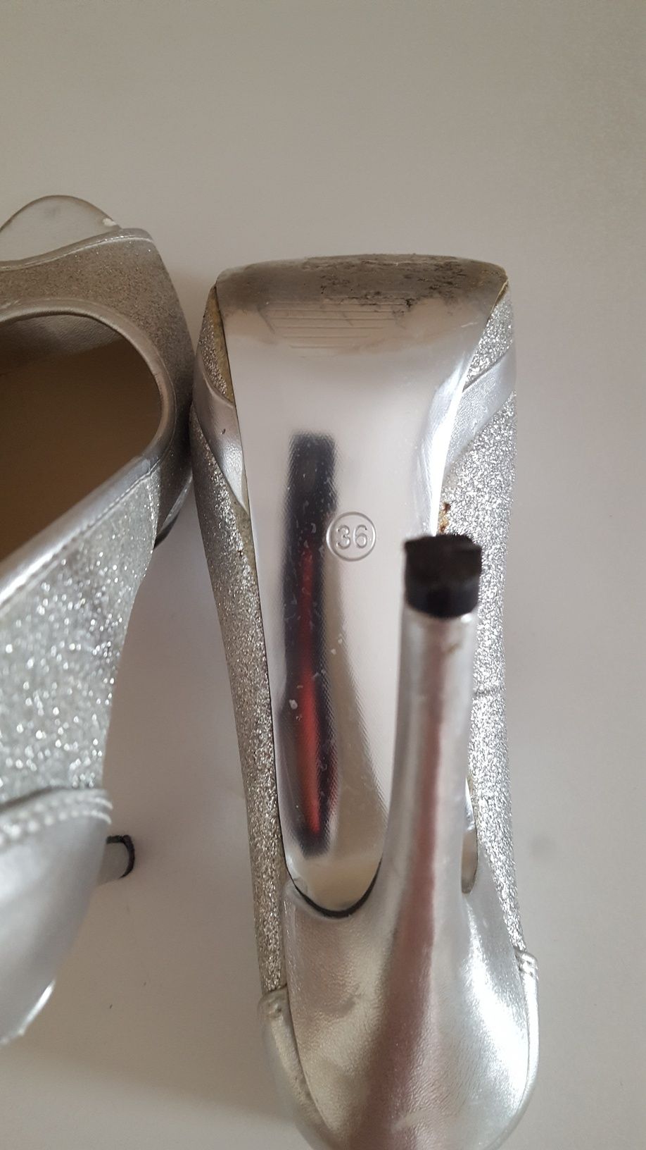 Sapatos prateados tamanho 36