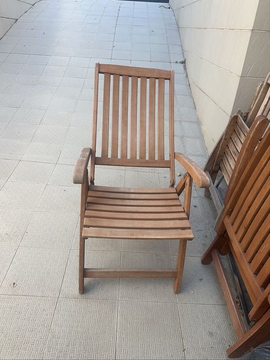 Cadeiras em madeira de jardim e mesa