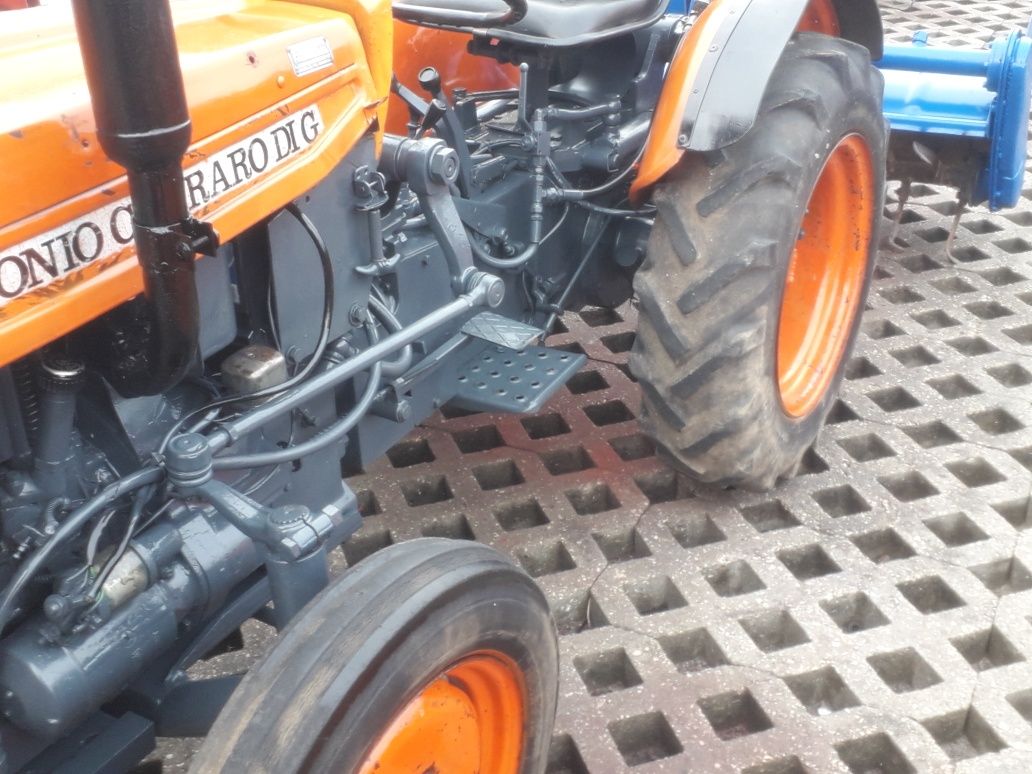 Trator com docomentos e frese, Antonio carraro