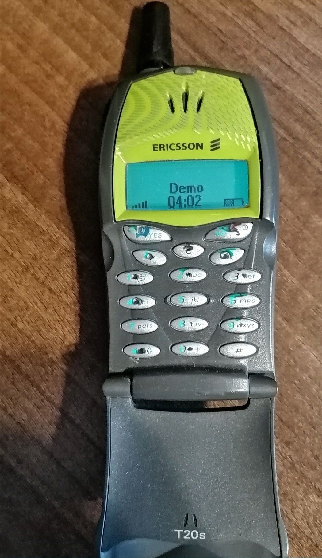 Ericsson T 20 z orginalną ładowarką.